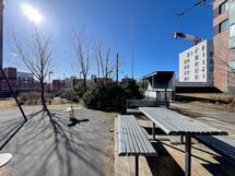 Avara sisäpiha on viihtyisä.