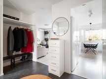 tilavan eteisen yhteydestä kulku makuuhuoneisiin, keittiöön ja olohuoneeseen