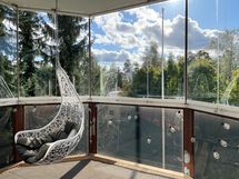 Lasitettu parveke on sisäpihan suuntaan