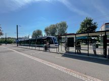 Raide Jokeri ja bussit kulkevat aivan asunnon vierestä.
