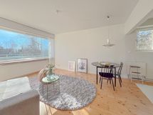 Päätyasunnosta on kivasti ikkunat kahteen suuntaan, etelään ja länteen, joten valoisuus on taattua.