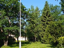 taloyhtiöllä iso piha jossa mm lipputanko