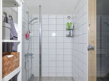 Yläkerrassa kylpyhuone ja sauna/ Badrum och bastu i övre våningen