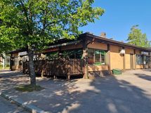 Julkisivua ja terassia