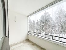 Parveke on hyvän kokoinen.