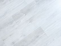 Asunnossa on vaaleat pintamateriaalit.