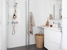 Kylpyhuone mallikalustettuna. Kylpyhuoneeseen saa asennettua oman pyykinpesukoneen. Taloyhtiöstä löytyy myös pesutupa.