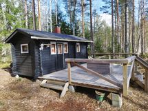 Toinen sauna, tupa ja terassi.