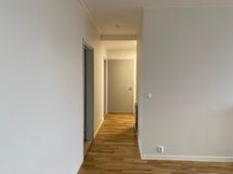 Olohuoneesta eteiseen päin