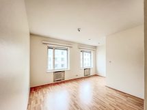 Kivalla sijainnilla oleva 5. kerroksen koti. Leveillä ikkunalaudoilla viihtyvät viherkasvit.