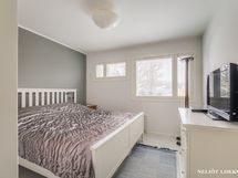 Yläkerran makuuhuone 2