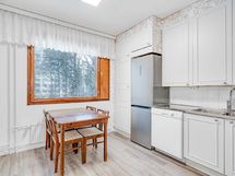 Keittiöön mahtuu hyvin isompikin ruokapöytä