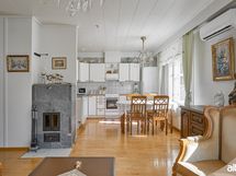 Keittiö ja olohuone yhtenäistä tilaa.