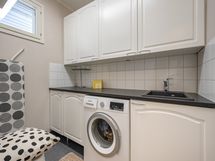Kodinhoitohuone sijaitsee pyykkihuollon kannalta käytännöllisesti asunnon yläkerrassa.