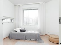 Toisessa makuuhuoneessa tilaa sängylle sekä tarvittaessa työpöydälle.