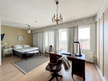 Makuuhuoneen parveke suuntaa lounaaseen. Väliseinällä tähän huoneeseen saa kaksi huonetta.