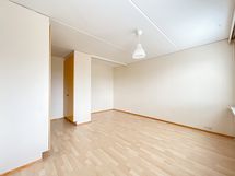 Asuinhuone on hyvän kokoinen ja valoisa.