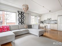 Harvassa omakotitalossakaan on näin avaraa olohuoneen ja avokeittiön muodostamaa oleskelutilaa.