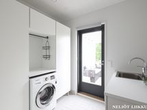 Kodinhoitohuoneesta kulku terassille