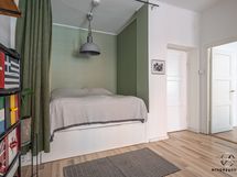 Makuuhuoneen rauha keskellä kaupunkia.