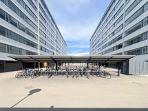 Taloyhtiö sijaitsee omalla tontilla.