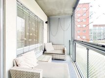 Tilavalle lasitetulle parvekkeelle mahtuu mukavasti parvekekalusteita.