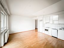 Olohuone ja avokeittiö toimii hyvin yhdessä, keittiössä on hyvät säilytystilat ja mm. astianpesukone