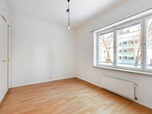 Yleiskuva makuuhuoneesta 1