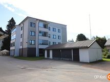 Julkisivu ja autotallit