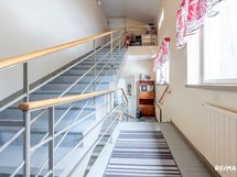 Portaat ullakolle ja oleskelutila/ askartelutila kerrokseen