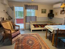 Tilava oleskelutila saunarakennuksessa