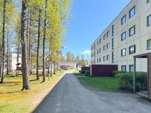 itäpuolen julkisivua ja pihaa