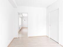 Näkymä makuuhuoneesta olohuoneeseen