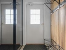 Alakerran sisääntulon tuulikaappi.