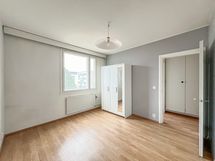 Pienemmässä makuuhuoneessa on vaatekaappi valmiina.
