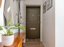 Pitkä käytävä johtaa kodin sydämeen.