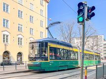 Ratikka  ja bussit liikennöivät Runeberginkadulla aivan vieressä.