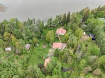 Rantaan rajoittuva kiinteistö