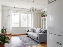 Avokeittiön jatkeena on valoisa olohuone