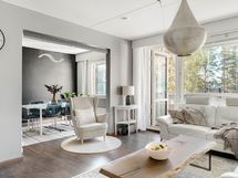 Olohuone avautuu ruokailutilaan, joka voisi toimia esim. kirjastona.