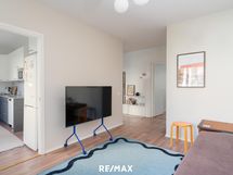 Olohuoneesta on yhteys keittiöön