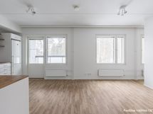 Asuinhuoneissa on laminaattilattiat ja maalatut seinät.