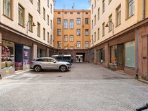 Rappuun käynti sisäpihalta.