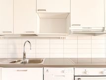 Avokeittiö on hyvin varusteltu, mm. astianpesukoneella.