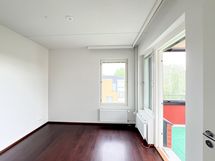 Makuuhuoneesta on käynti isolle lasitetulle parvekkeelle.