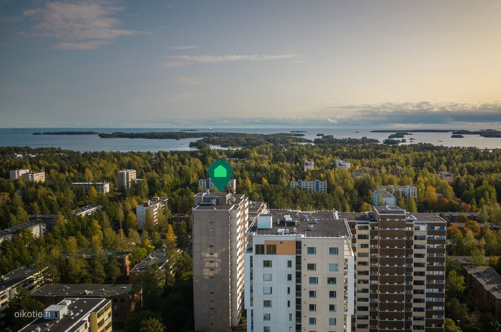 Asunto sijaitsee 14. kerroksen korkeuksissa ja näkymät ovat huikeat!
