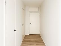 Eteisestä käynti vaatehuoneeseen ja kylpyhuoneeseen.
