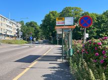 Liikenneyhteydet ovat hyvät bussilla tai junalla. Lähin bussipysäkki on noin 300 metrin päässä.