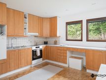 Keittiössä on paljon kaapistoa.