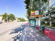 Lähi bussipysäkki on vieressä ja Pitäjänmäen asemalle kävelee viidessä minuutissa.